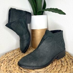 EILEEN FISHER Tuck Graphite Snakeskin Bootie Sz 6.5